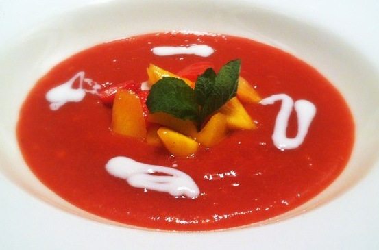 Toetsoepje van aardbeien en mango