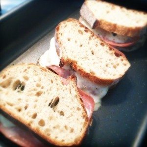 Tosti's met mozzarella, kalkoenham en salie
