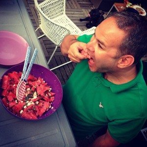 Vriendje Sander aan de watermeloen salade