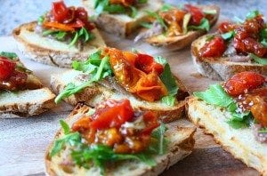 bruschetta-met-ansjovis-rucola-en-balsamico-tomaatjes-1