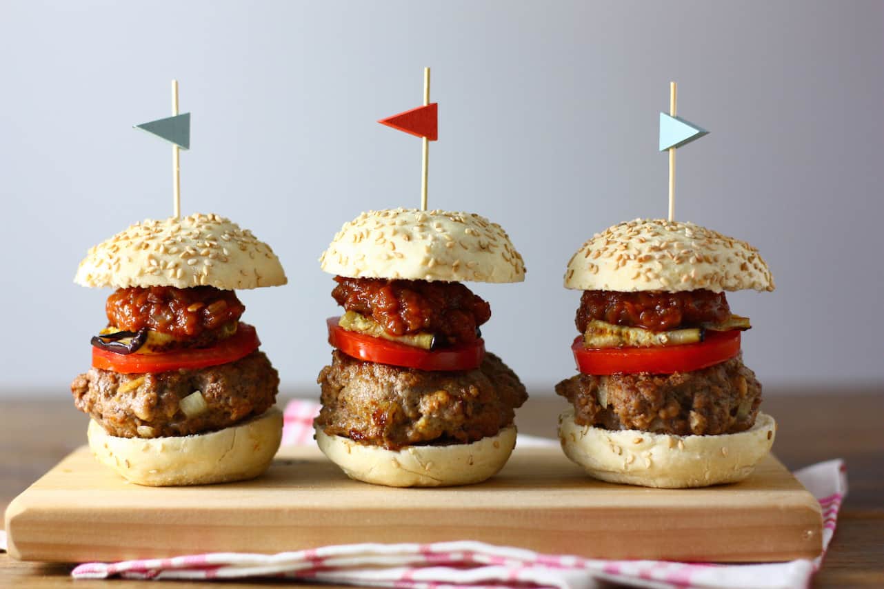 burger-met-gegrilde-aubergine-en-mouhamara-1