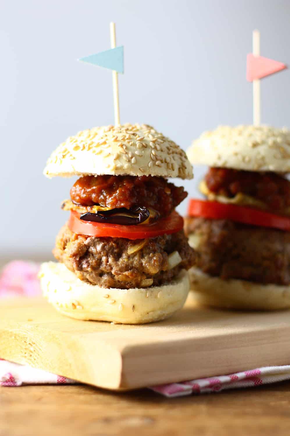 burger-met-gegrilde-aubergine-en-mouhamara-2
