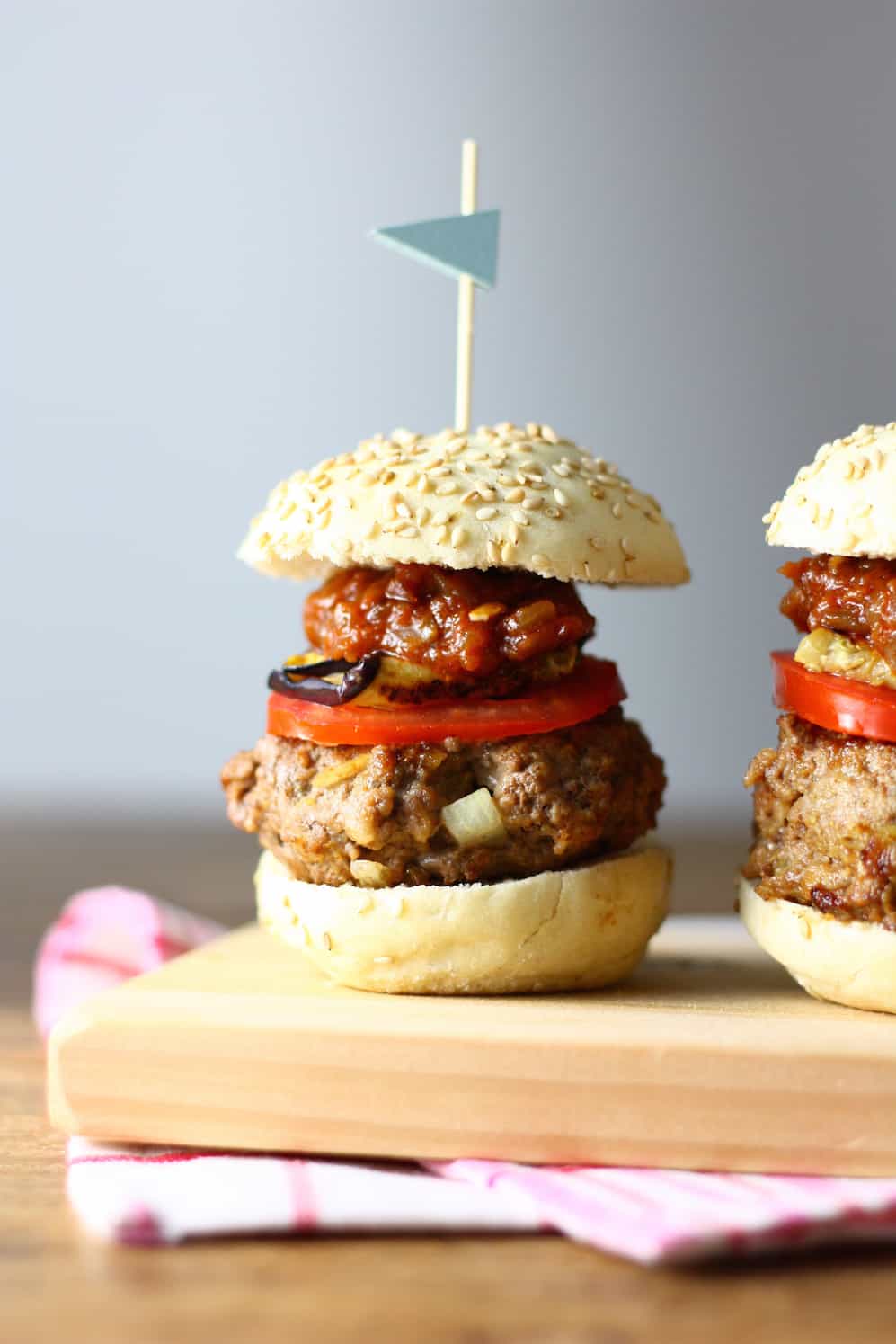 burger-met-gegrilde-aubergine-en-mouhamara-3