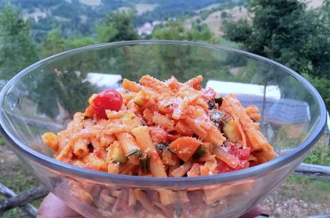 campingkoken-pasta-met-groenten-kruiden-2-680x450