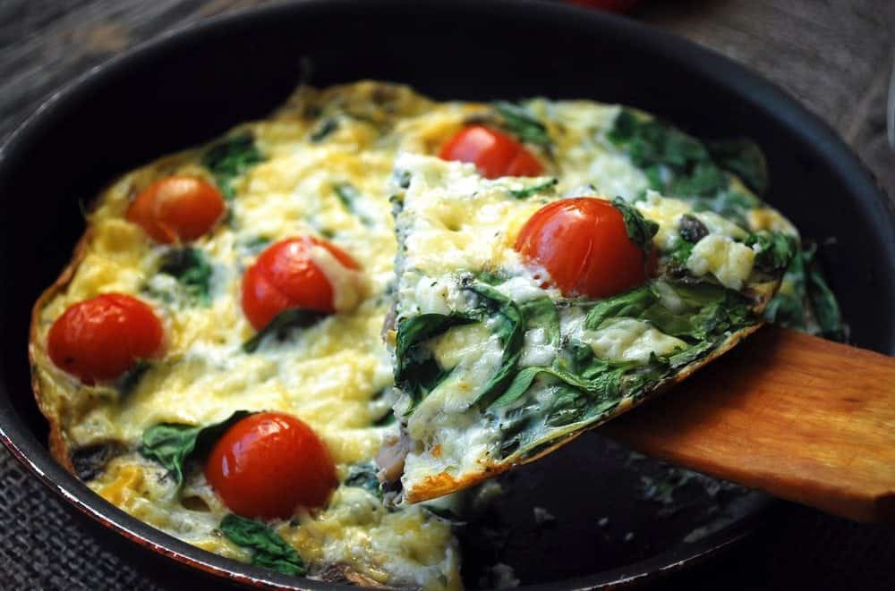 courgette-omelet-met-tomaat-en-spinazie