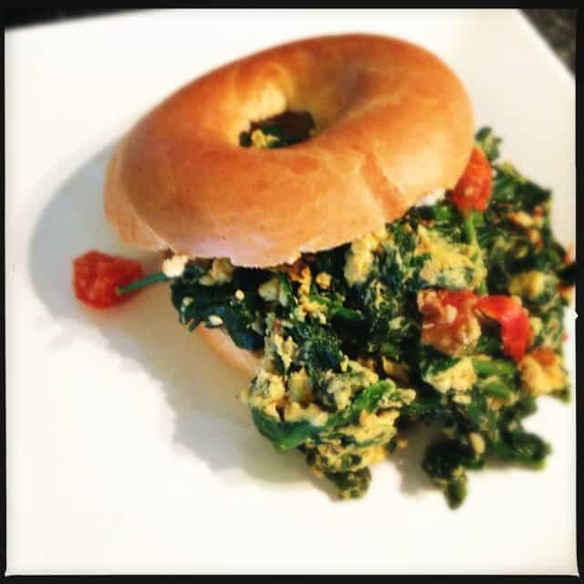 bagel met roergebakken ei, spinazie en peper