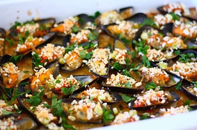 gegratineerde-mosselen-met-oestersaus-en-chili-2-680x450