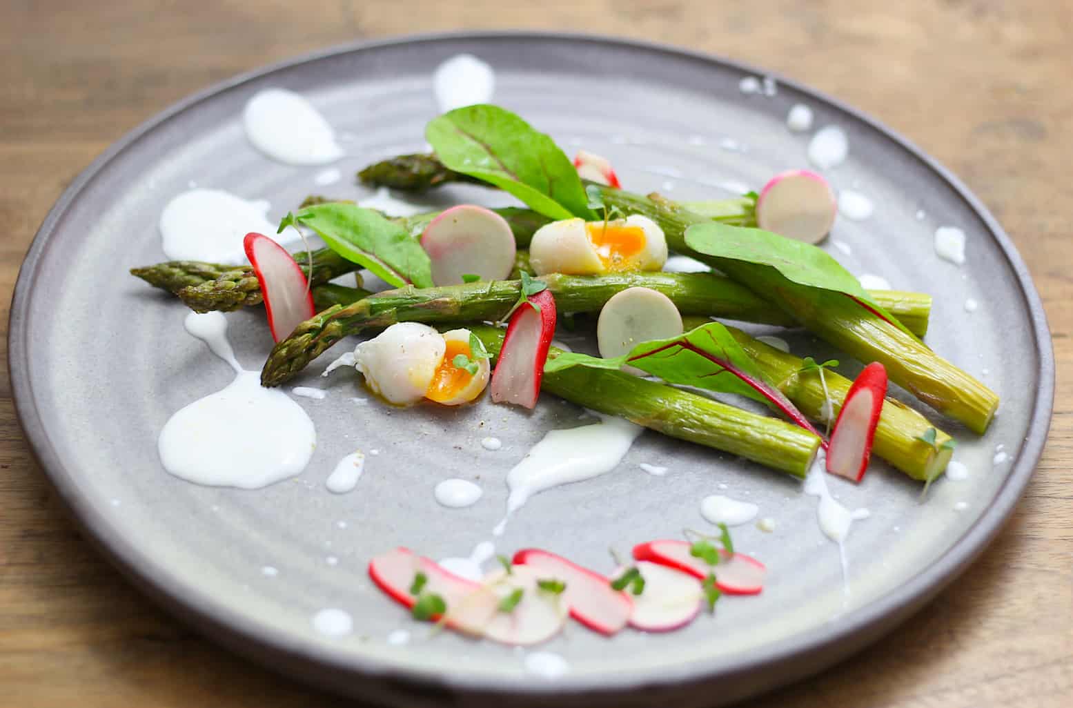 geroosterde-asperges-met-voorjaarsgroenten-en-citroen-geitenyoghurt-1
