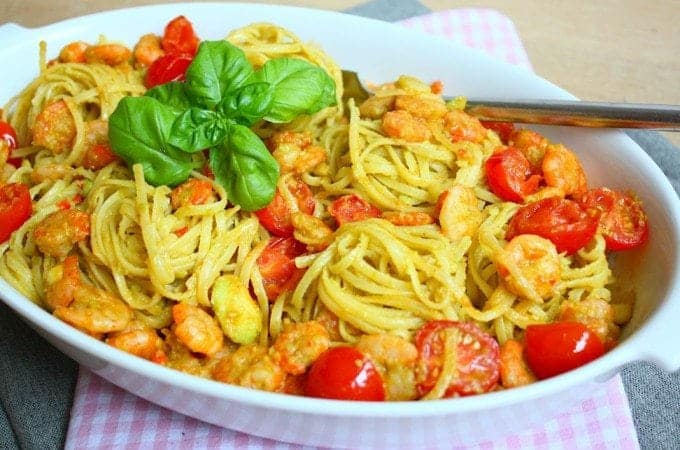 pasta-met-romige-avocadosaus-en-garnalen-1-680x450