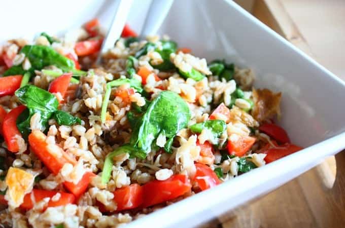 salade-met-farro-en-gerookte-makreel-1-680x450