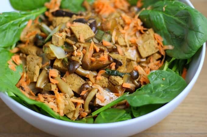 spinaziesalade-met-paddenstoelen-paksoi-en-tofu-3-680x450