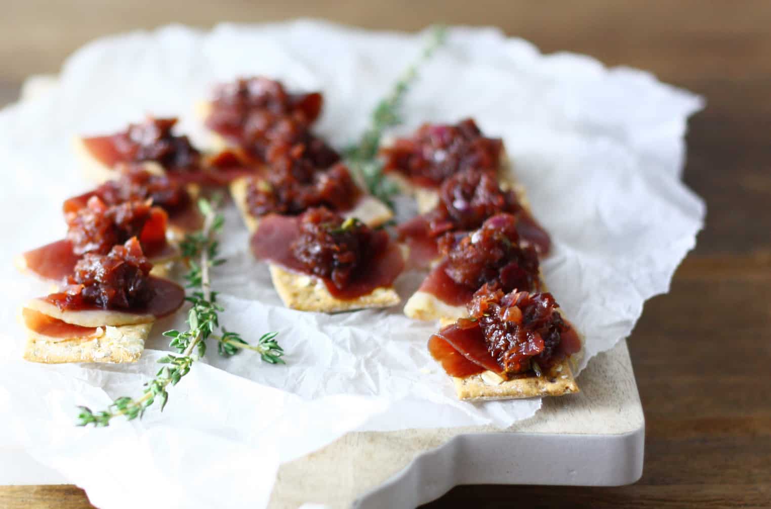toast-met-eendeborst-en-gekarameliseerde-rode-ui-liggend