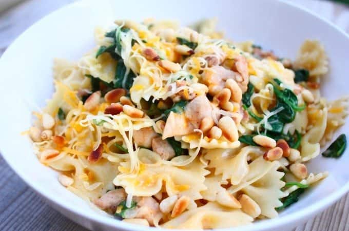 vlinderpasta-met-kippendijen-pimenton-en-spinazie-1-680x450